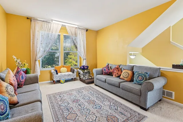 $399,900 | 664 Grosvenor Lane, Aurora, IL 60504