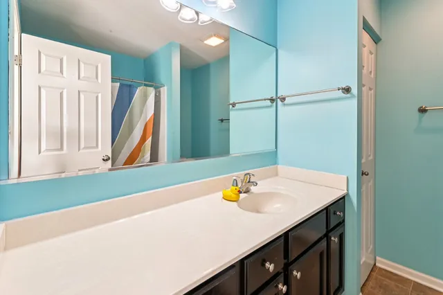 $399,900 | 664 Grosvenor Lane, Aurora, IL 60504