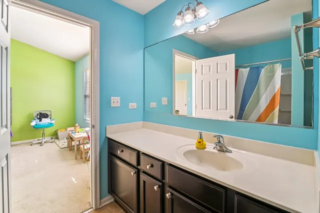 $399,900 | 664 Grosvenor Lane, Aurora, IL 60504