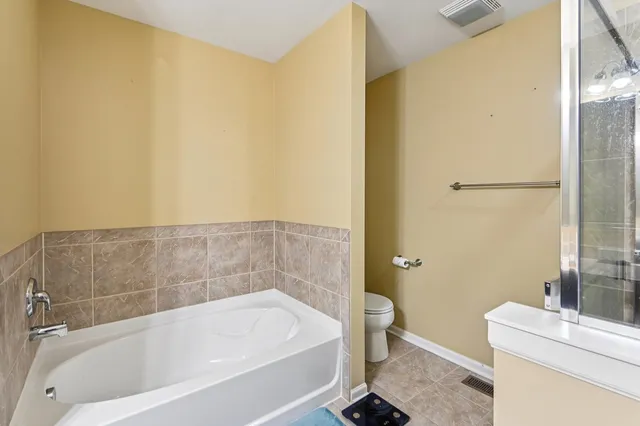 $399,900 | 664 Grosvenor Lane, Aurora, IL 60504