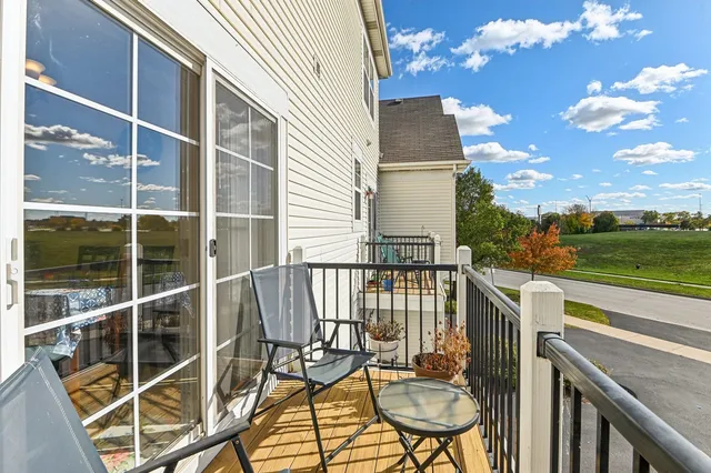 $399,900 | 664 Grosvenor Lane, Aurora, IL 60504