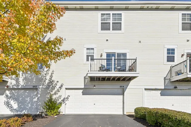 $399,900 | 664 Grosvenor Lane, Aurora, IL 60504