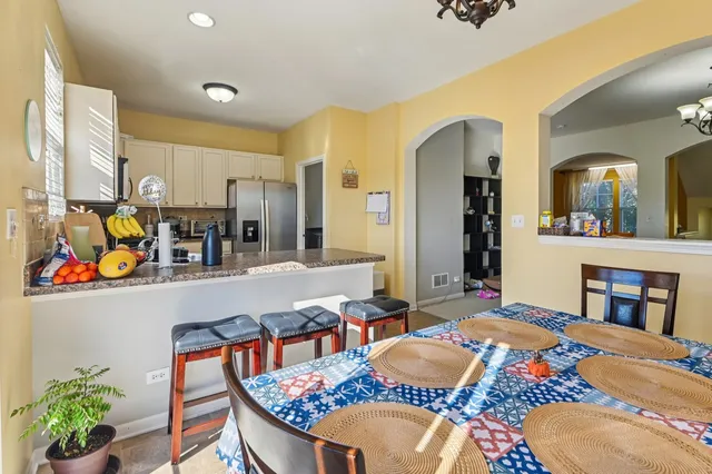 $399,900 | 664 Grosvenor Lane, Aurora, IL 60504