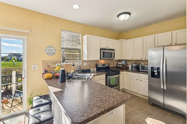 $399,900 | 664 Grosvenor Lane, Aurora, IL 60504