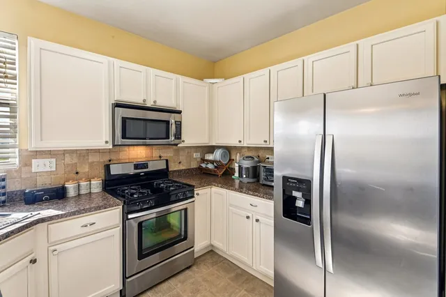 $399,900 | 664 Grosvenor Lane, Aurora, IL 60504