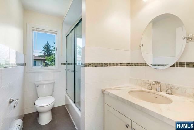 212 Slocum Way, Unit A Fort Lee, NJ 07024 - Photo 22 of 30 a bathroom with a toilet a sink and a mirror