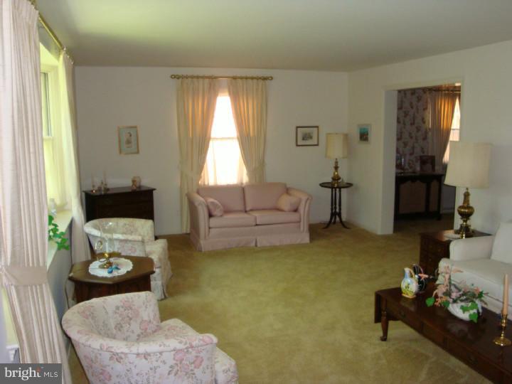 515 Rothbury Road Wilmington, DE 19803 - Photo 7 of 20 Living Room