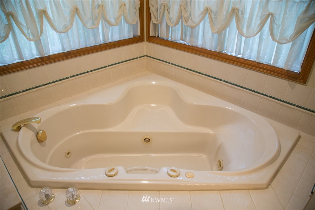 22705 Peter Grubb Road Southeast Renton, WA 98058 - Photo 20 of 40 a bathroom with a bathtub