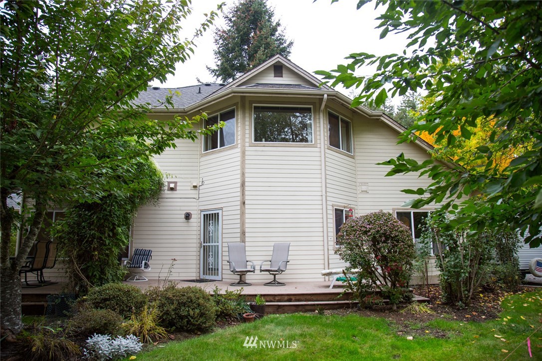 22705 Peter Grubb Road Southeast Renton, WA 98058 - Photo 25 of 40 a front view of a house with garden