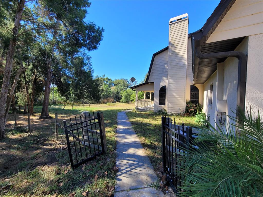 37515 Phelps Road Zephyrhills, FL 33541 - Photo 2 of 25