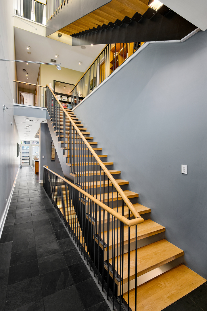 1708 North Mohawk Street Chicago, IL 60614 - Photo 12 of 33 a view of entryway