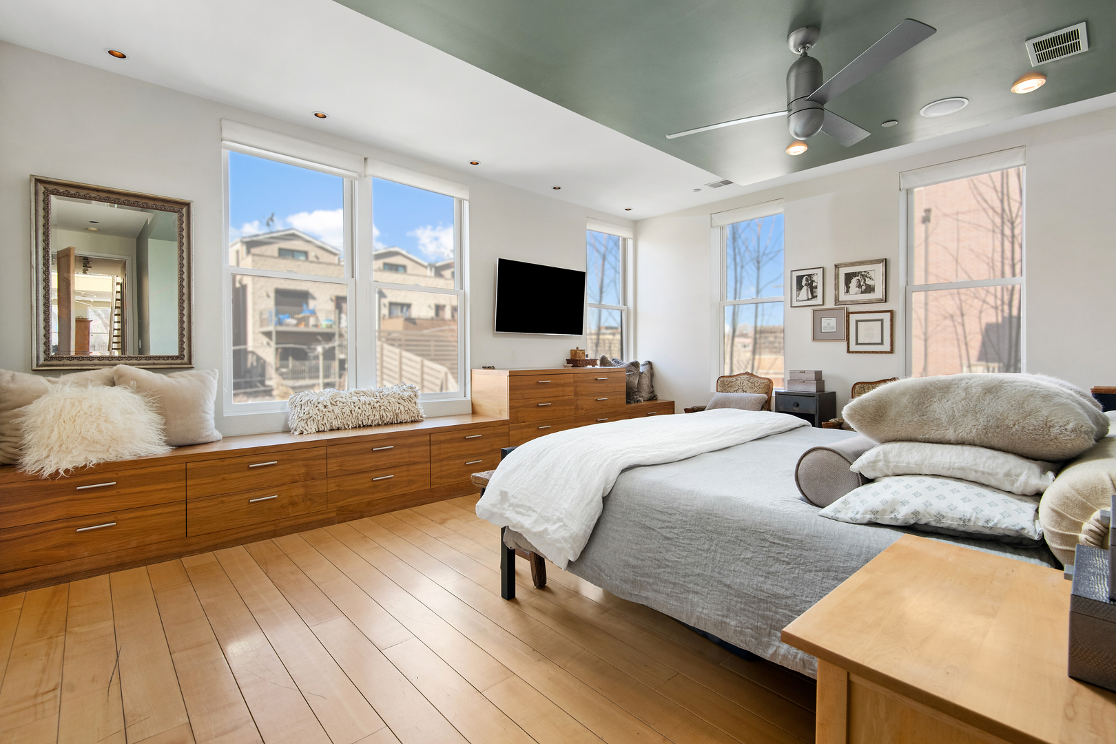 1708 North Mohawk Street Chicago, IL 60614 - Photo 13 of 33 a bedroom with a bed and wooden floor