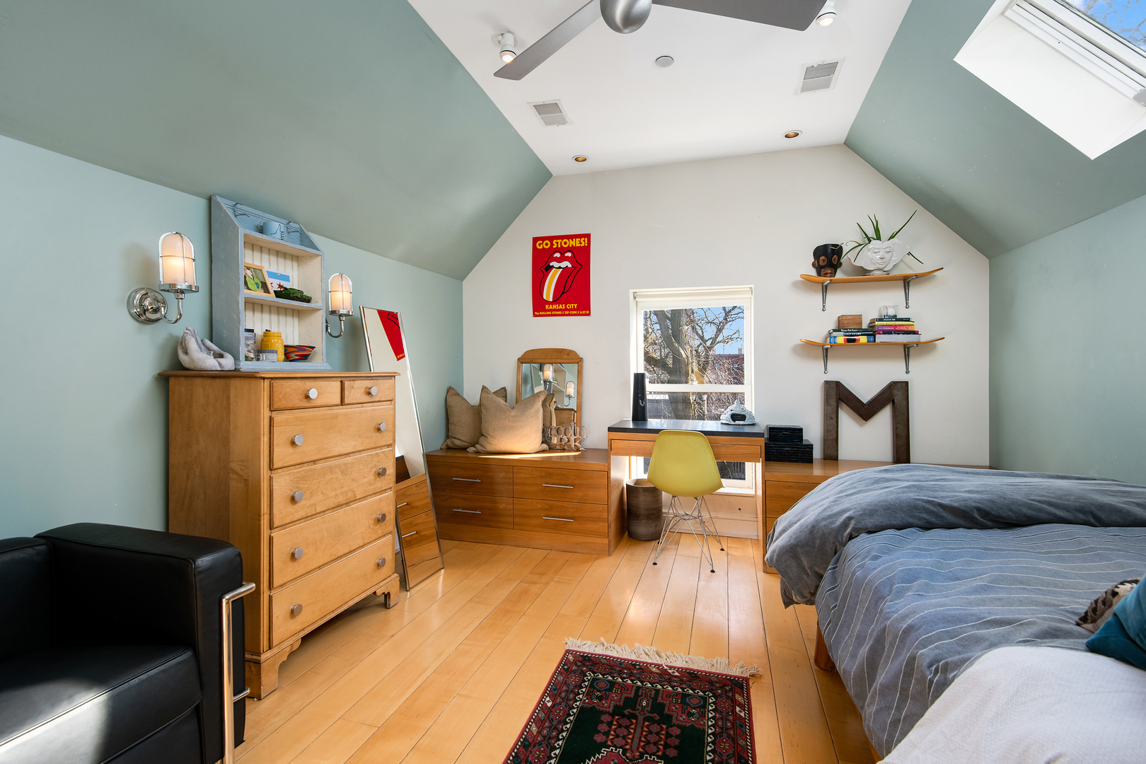 1708 North Mohawk Street Chicago, IL 60614 - Photo 17 of 33 a living room with furniture and a flat screen tv
