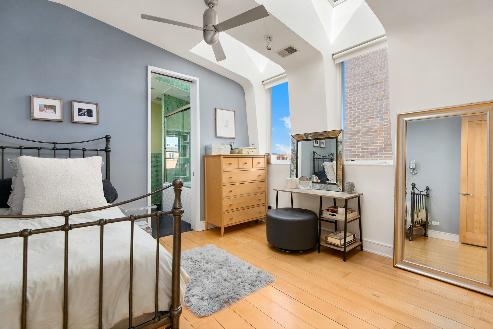 1708 North Mohawk Street Chicago, IL 60614 - Photo 20 of 33 a livingroom with furniture and workspace