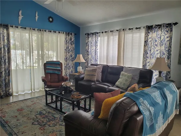 $2,500 | 572 10th Place, Vero Beach, FL 32960