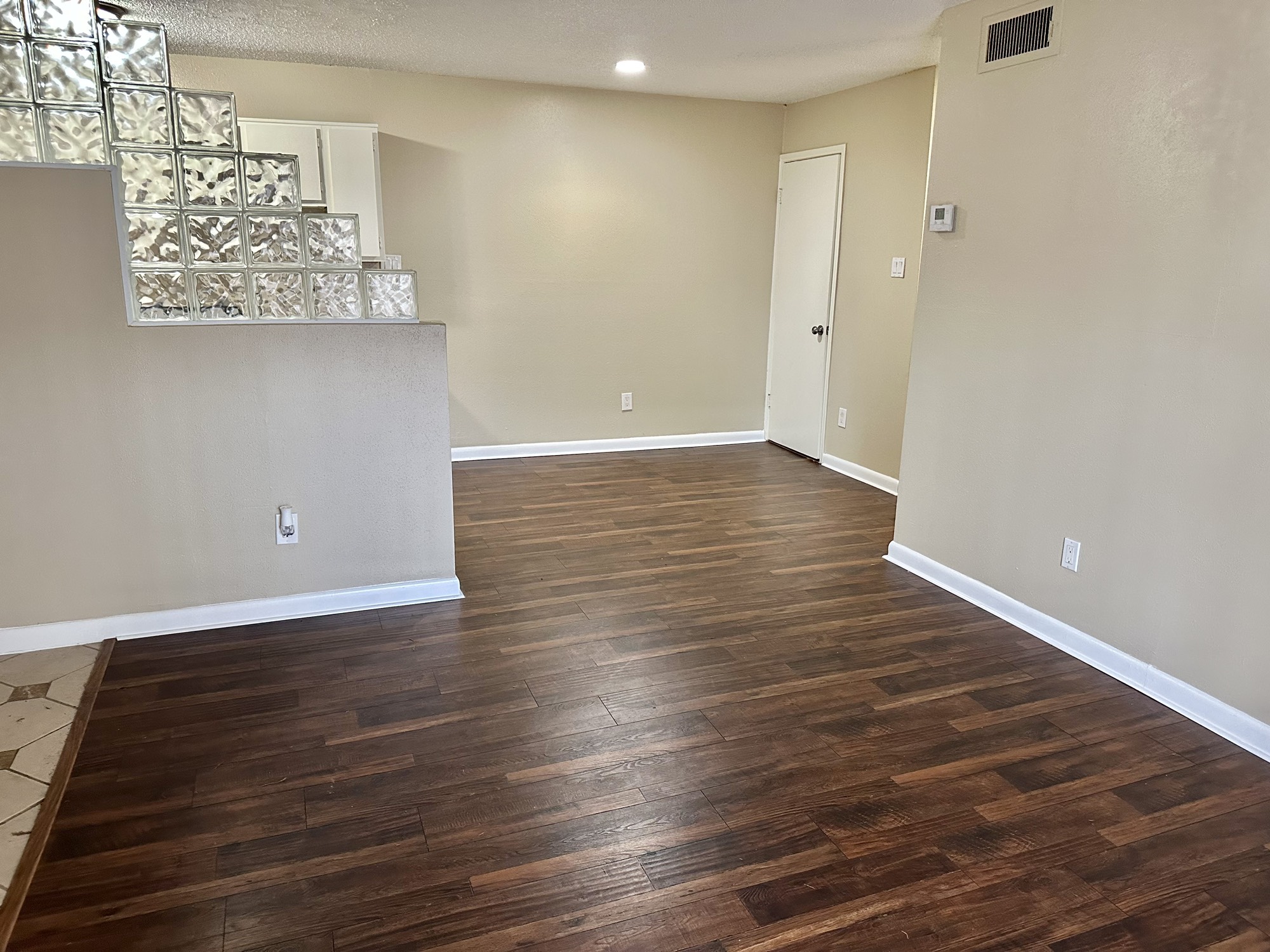 2750 Holly Hall Street, Unit 703 Houston, TX 77054 - Photo 3 of 20 View to the dining area from the living.
