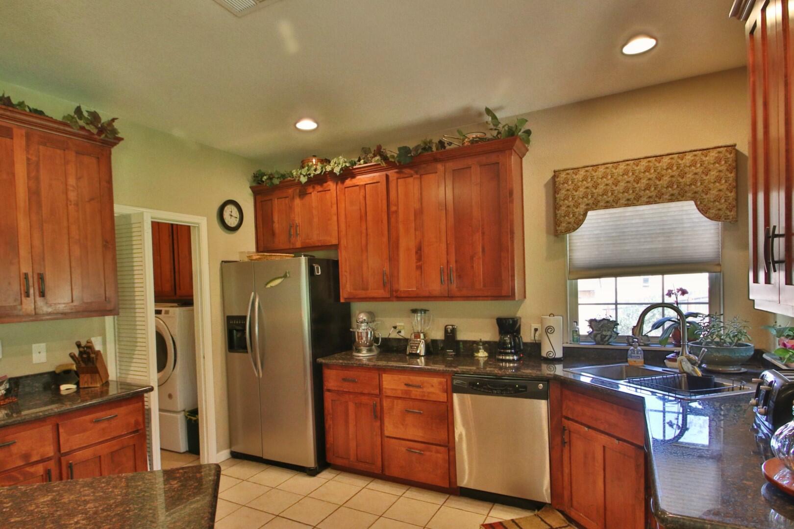 921 North Old Stage Road Cave Junction, OR 97523 - Photo 10 of 37 10-Great Kitchen
