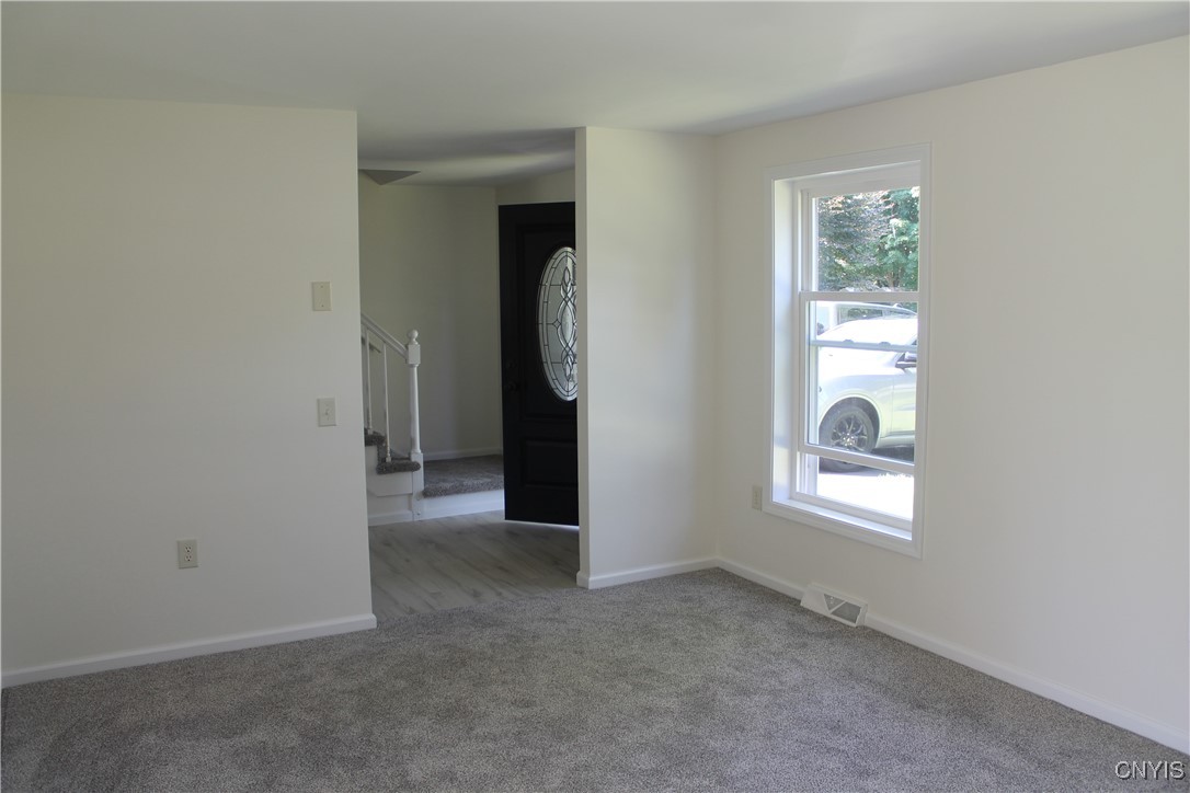 111 Willowcrest Drive Elbridge, NY 13060 - Photo 11 of 44 Main living room