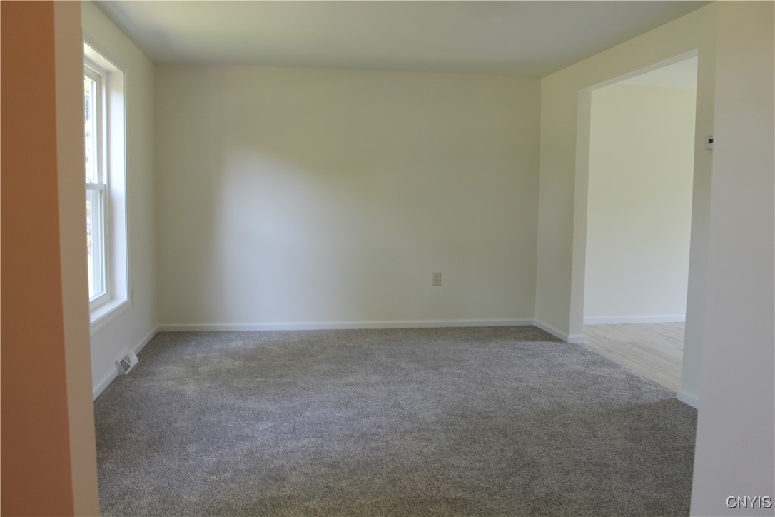 111 Willowcrest Drive Elbridge, NY 13060 - Photo 13 of 44 Main living room