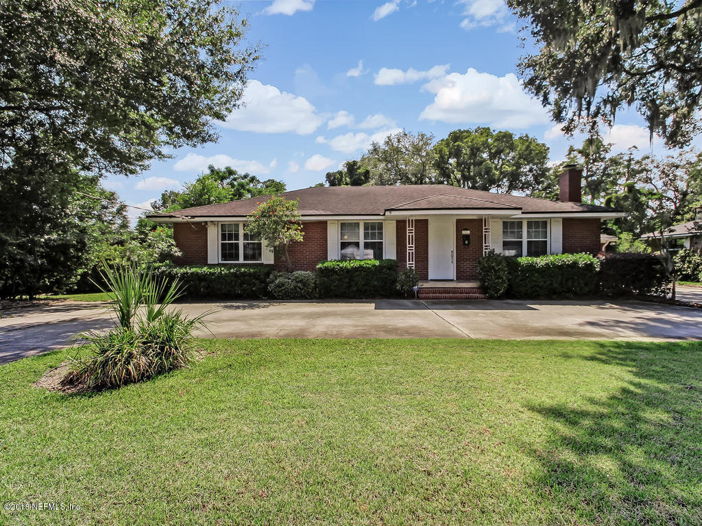 1526 Somerville Road Jacksonville, FL 32207 - Photo 2 of 30 a front view of house with yard and green space