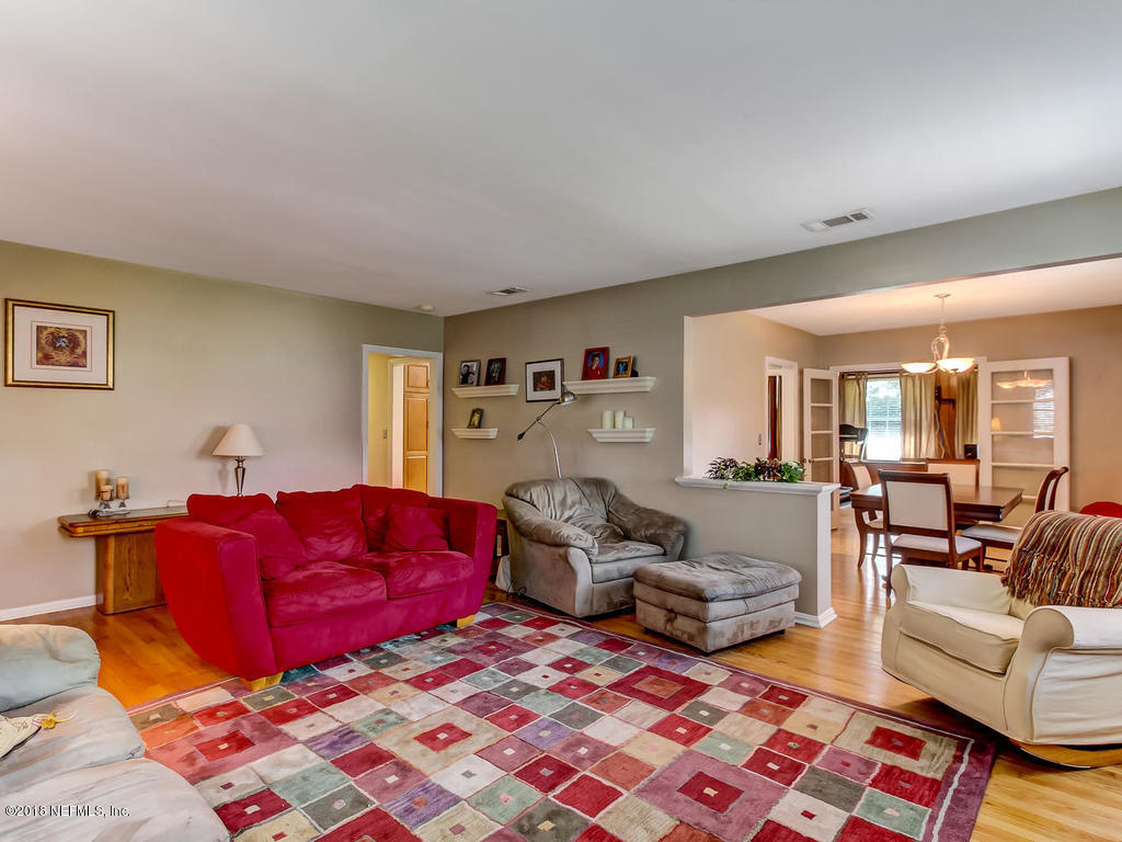 1526 Somerville Road Jacksonville, FL 32207 - Photo 7 of 30 a living room with furniture and a couch