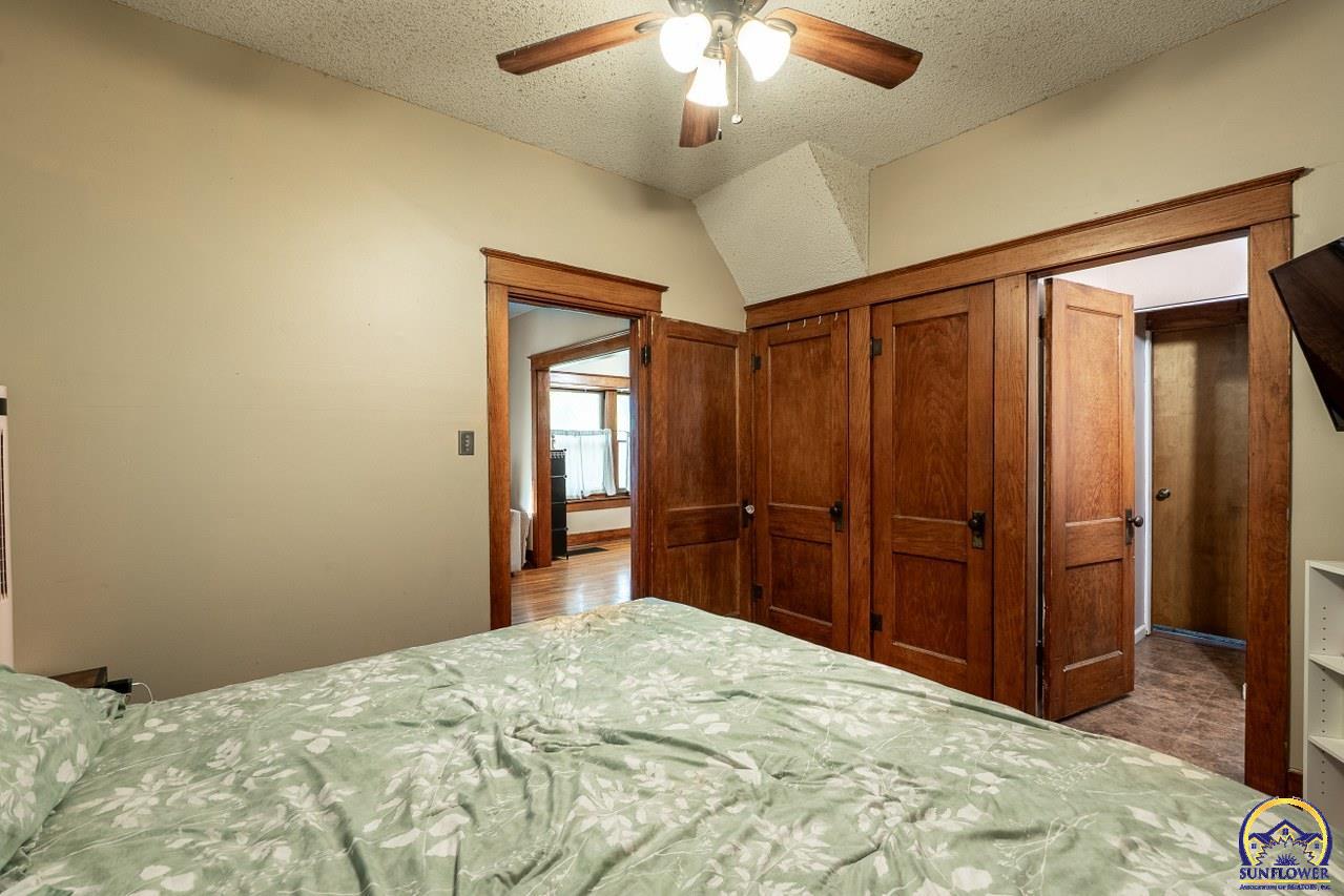 917 Southwest Warren Avenue Topeka, KS 66606 - Photo 15 of 35