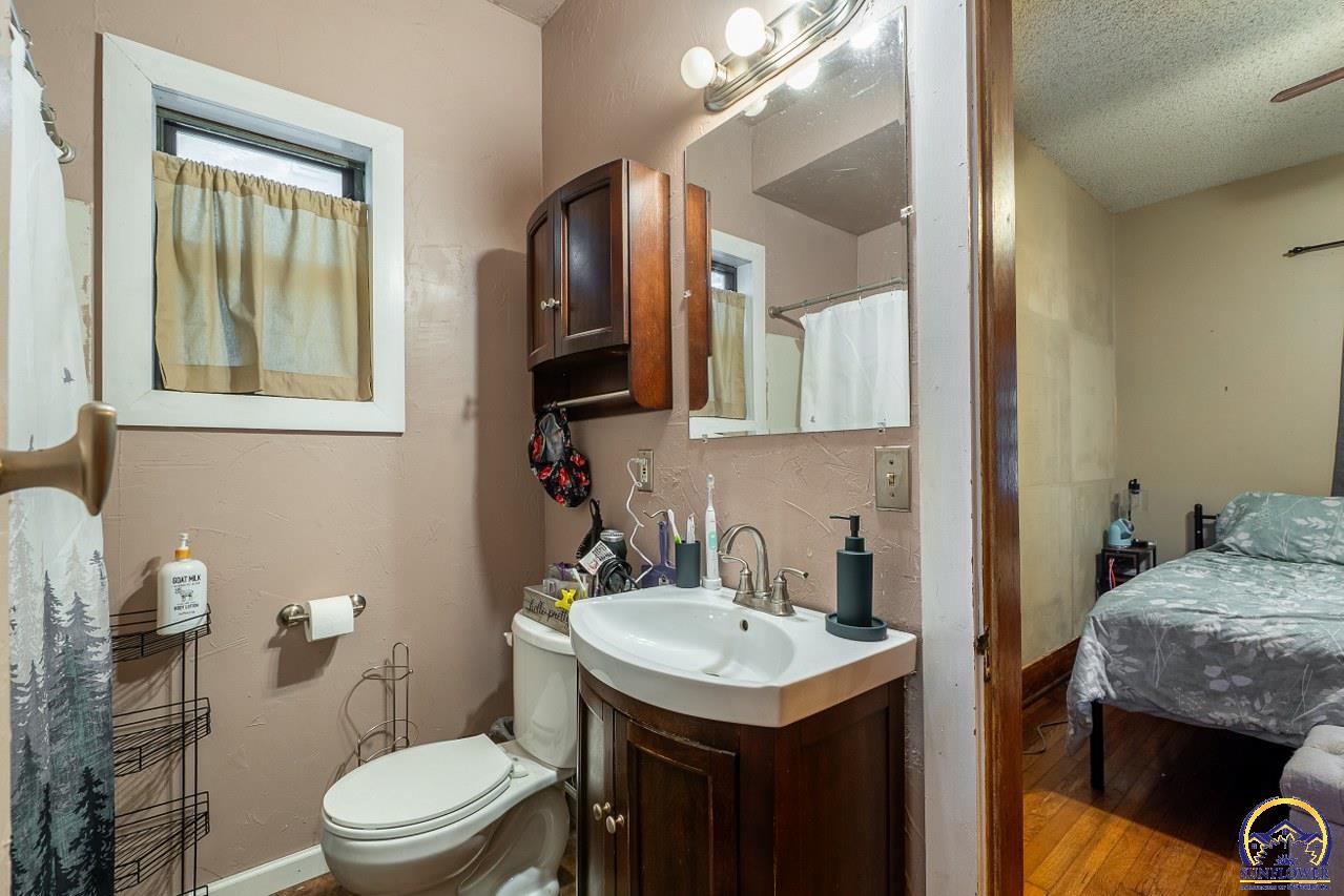 917 Southwest Warren Avenue Topeka, KS 66606 - Photo 17 of 35