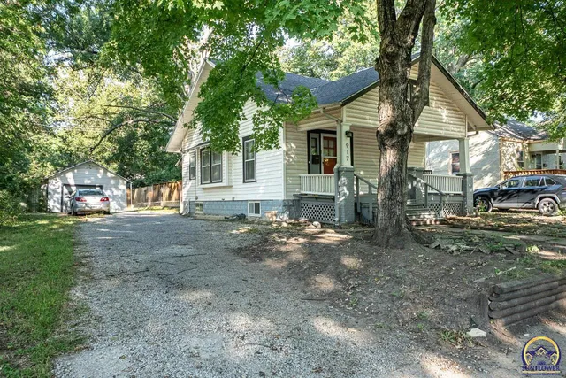 $136,900 | 917 Southwest Warren Avenue, Topeka, KS 66606
