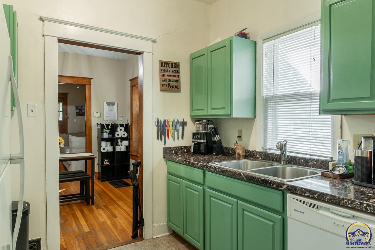 917 Southwest Warren Avenue Topeka, KS 66606 - Photo 24 of 35