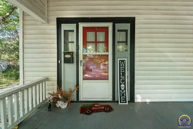 $136,900 | 917 Southwest Warren Avenue, Topeka, KS 66606