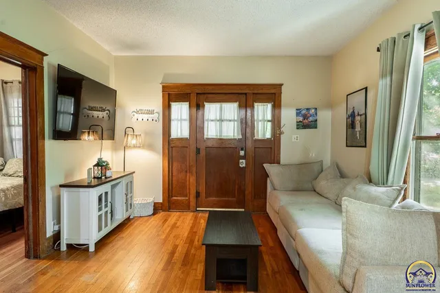 $136,900 | 917 Southwest Warren Avenue, Topeka, KS 66606