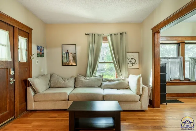 $136,900 | 917 Southwest Warren Avenue, Topeka, KS 66606