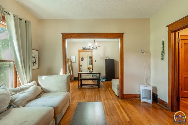 $136,900 | 917 Southwest Warren Avenue, Topeka, KS 66606