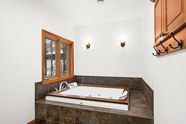 $1,599,900 | 1944 Chinook Drive, Duluth, MN 55811