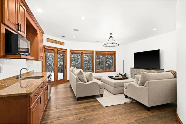 $1,599,900 | 1944 Chinook Drive, Duluth, MN 55811