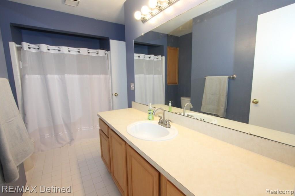 1530 Streamwood Court Rochester, MI 48307 - Photo 7 of 15 IMG_0493.JPG