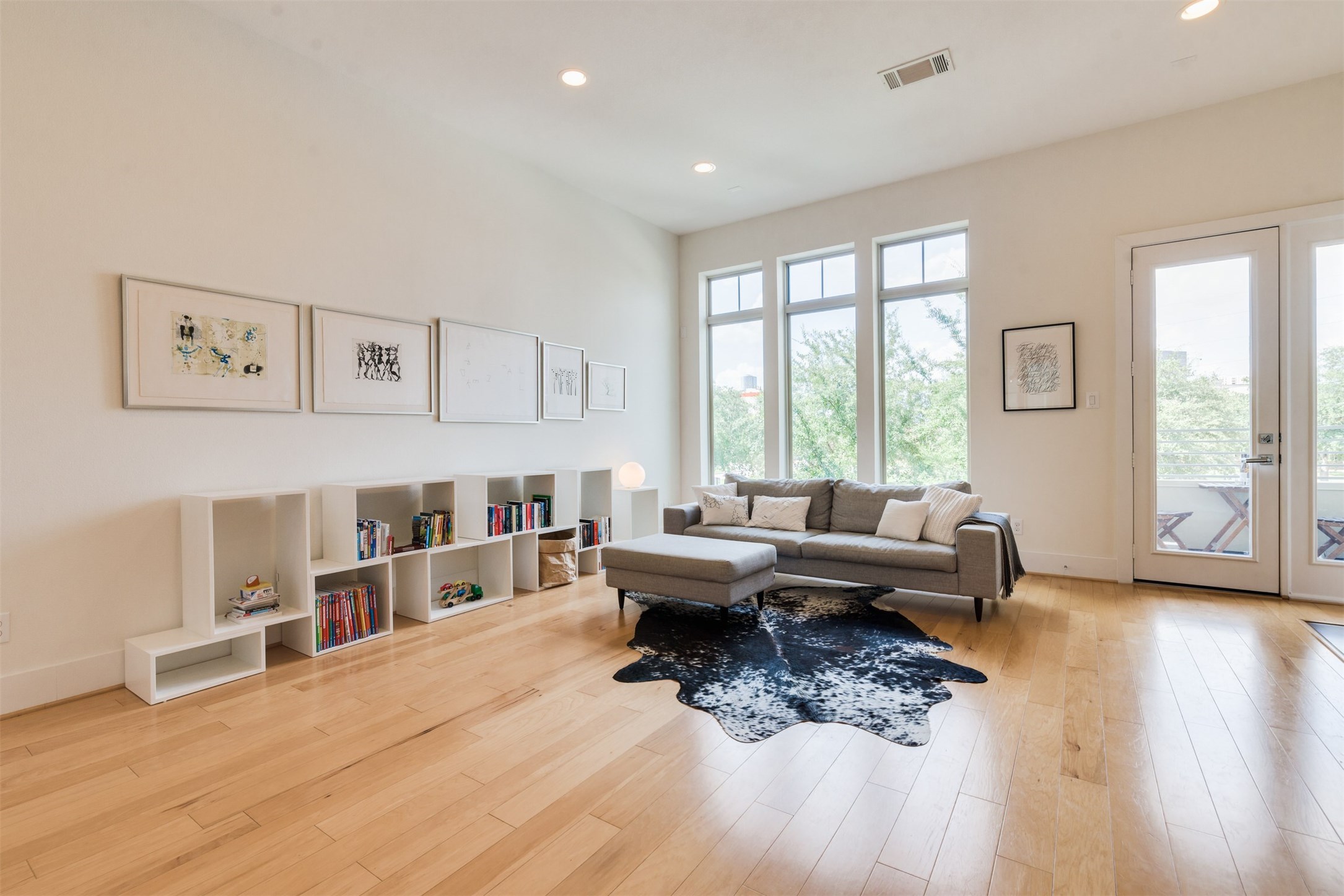 5429 Hidalgo Street, Unit B Houston, TX 77056 - Photo 2 of 38 a living room with furniture and large windows