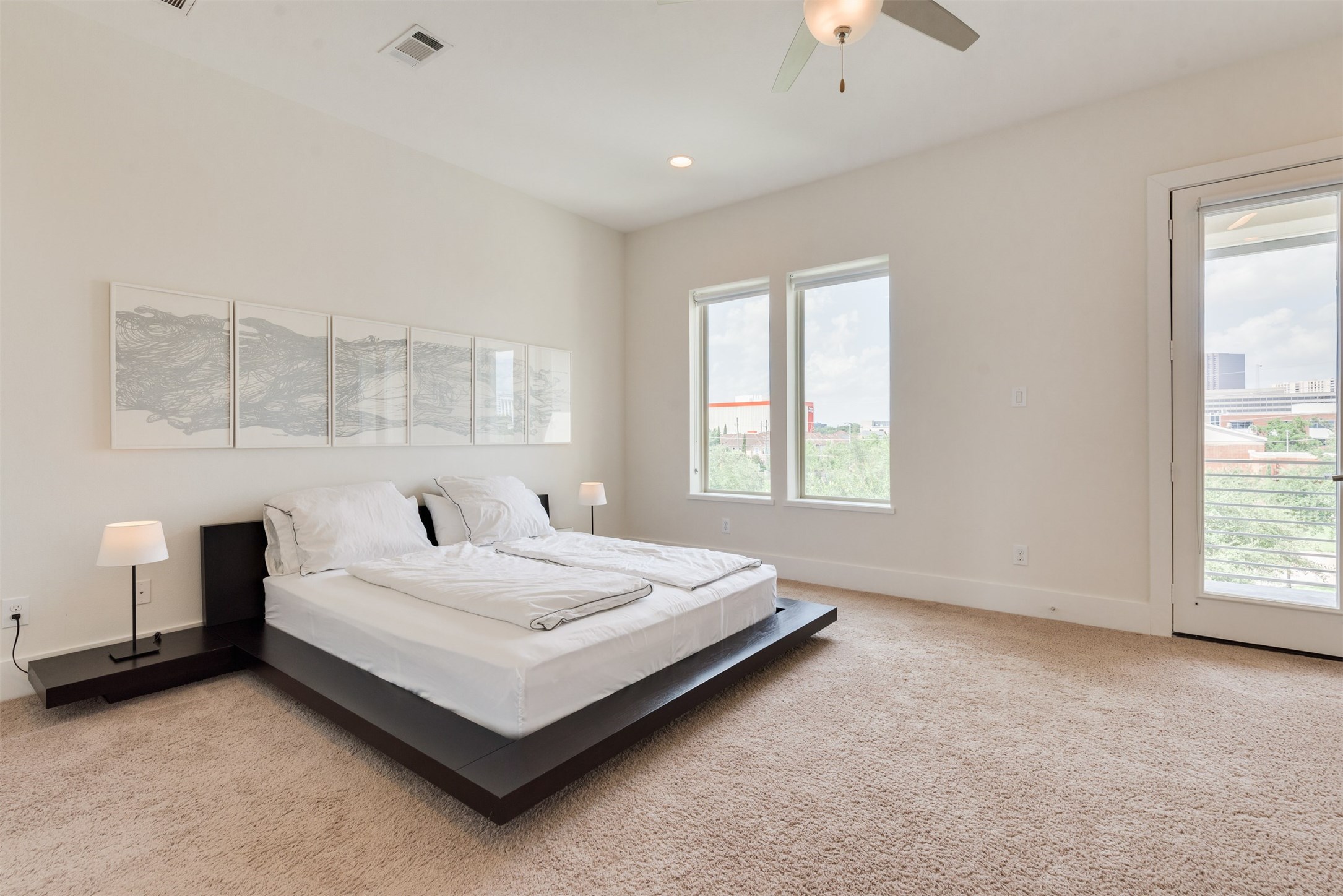 5429 Hidalgo Street, Unit B Houston, TX 77056 - Photo 21 of 38 a bedroom with a bed lamp and window