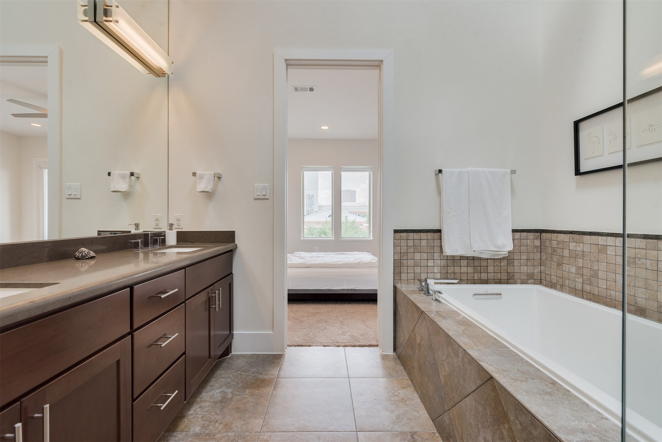 5429 Hidalgo Street, Unit B Houston, TX 77056 - Photo 23 of 38 a spacious bathroom with a tub sink and mirror