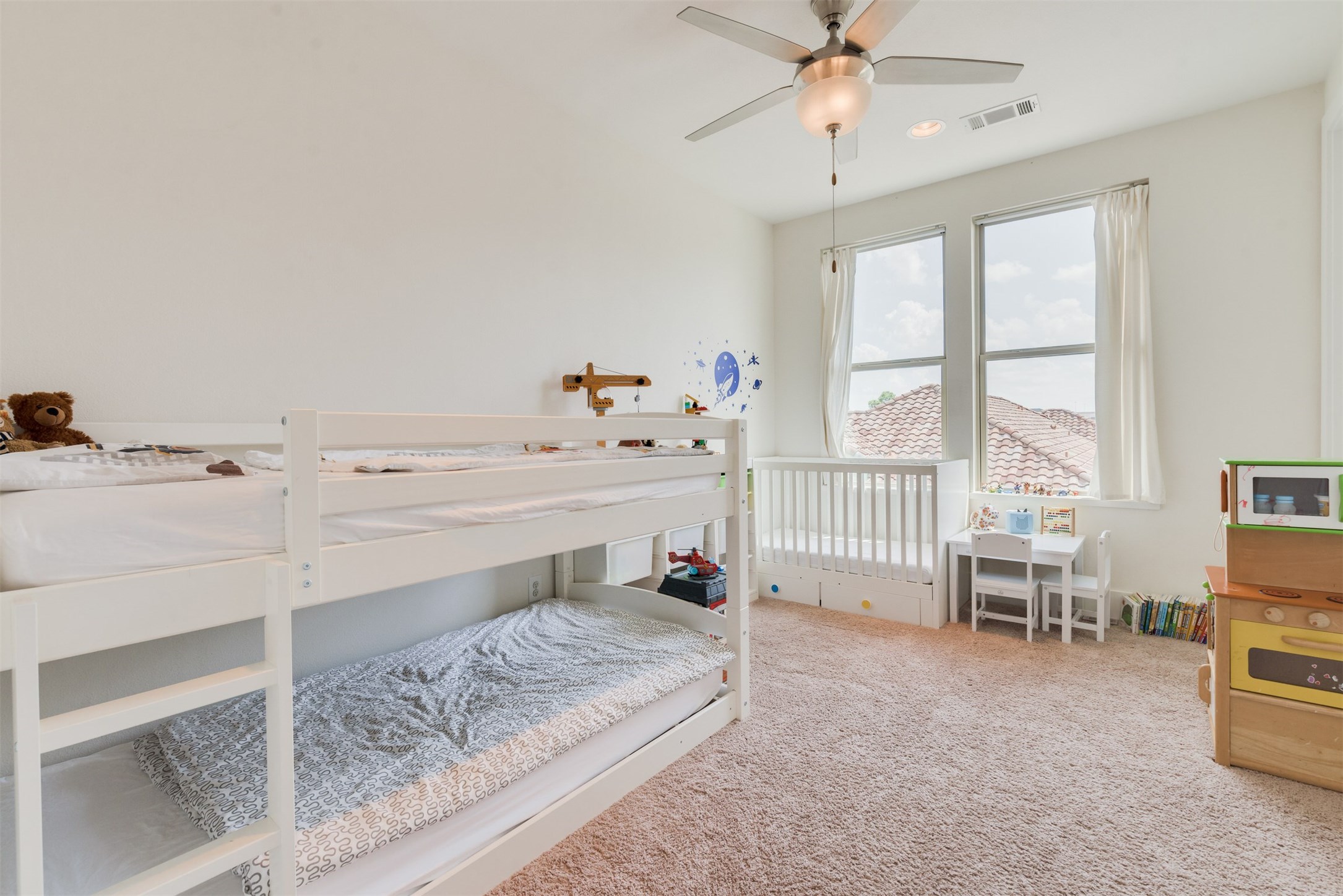 5429 Hidalgo Street, Unit B Houston, TX 77056 - Photo 28 of 38 a bedroom with furniture and a window