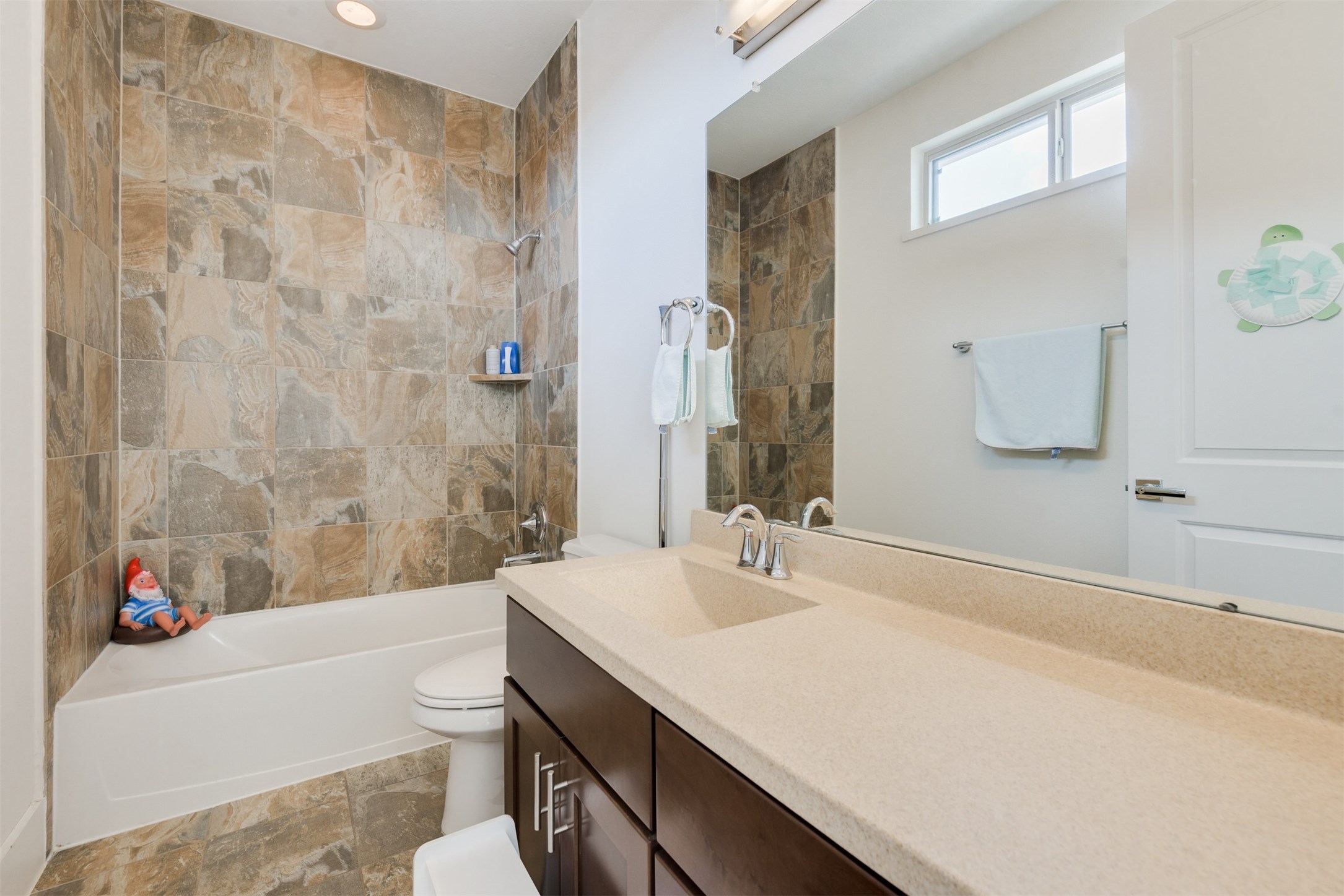 5429 Hidalgo Street, Unit B Houston, TX 77056 - Photo 29 of 38 a bathroom with a sink a toilet a mirror and shower