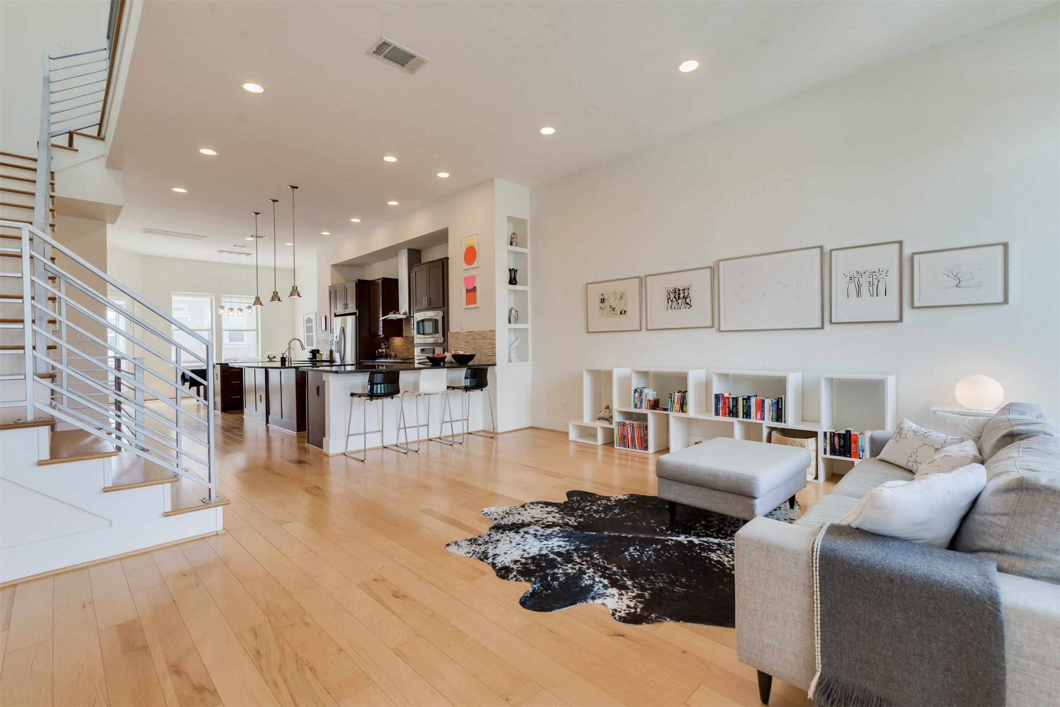5429 Hidalgo Street, Unit B Houston, TX 77056 - Photo 3 of 38 a living room with furniture and a wooden floor