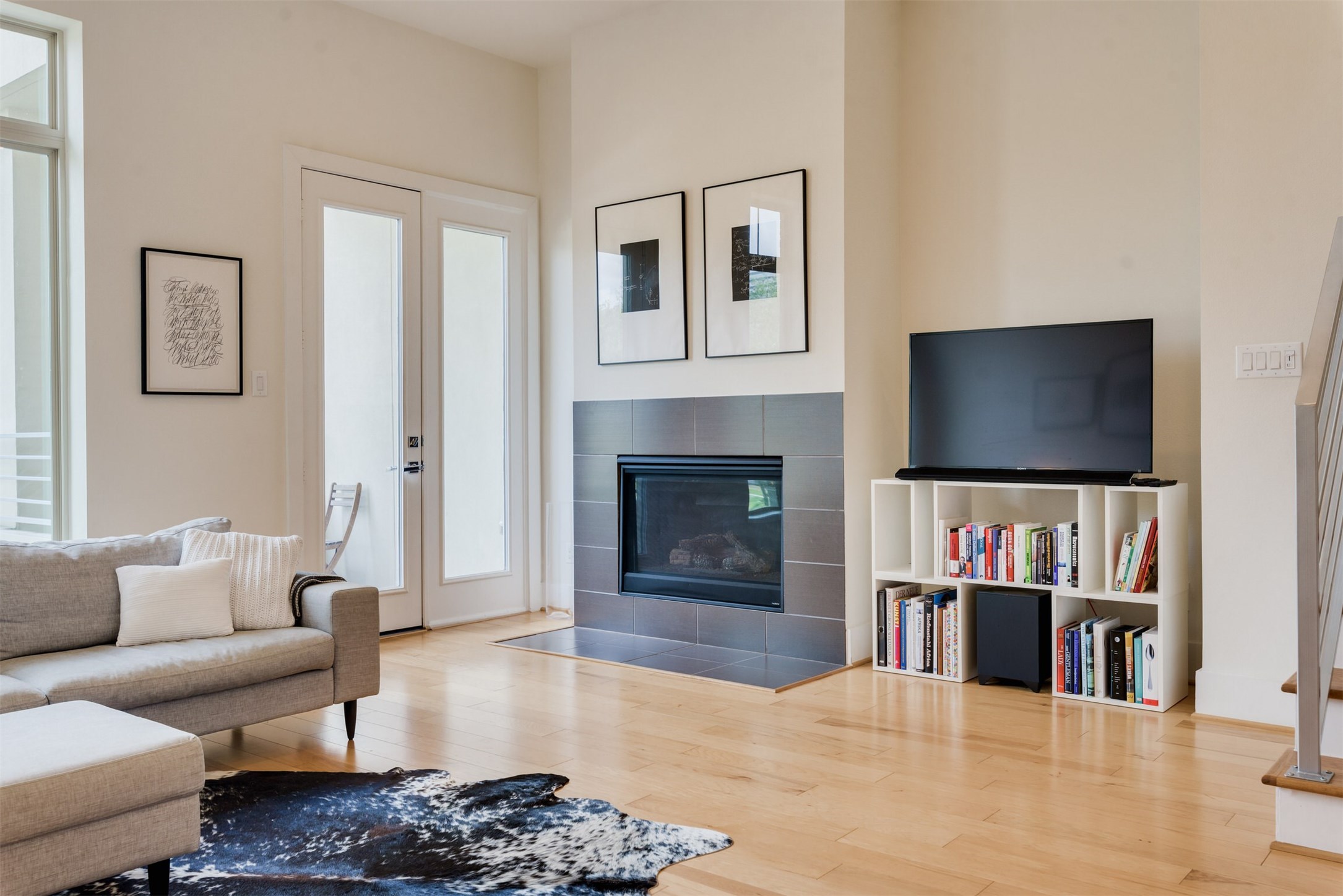 5429 Hidalgo Street, Unit B Houston, TX 77056 - Photo 6 of 38 a living room with furniture and a flat screen tv