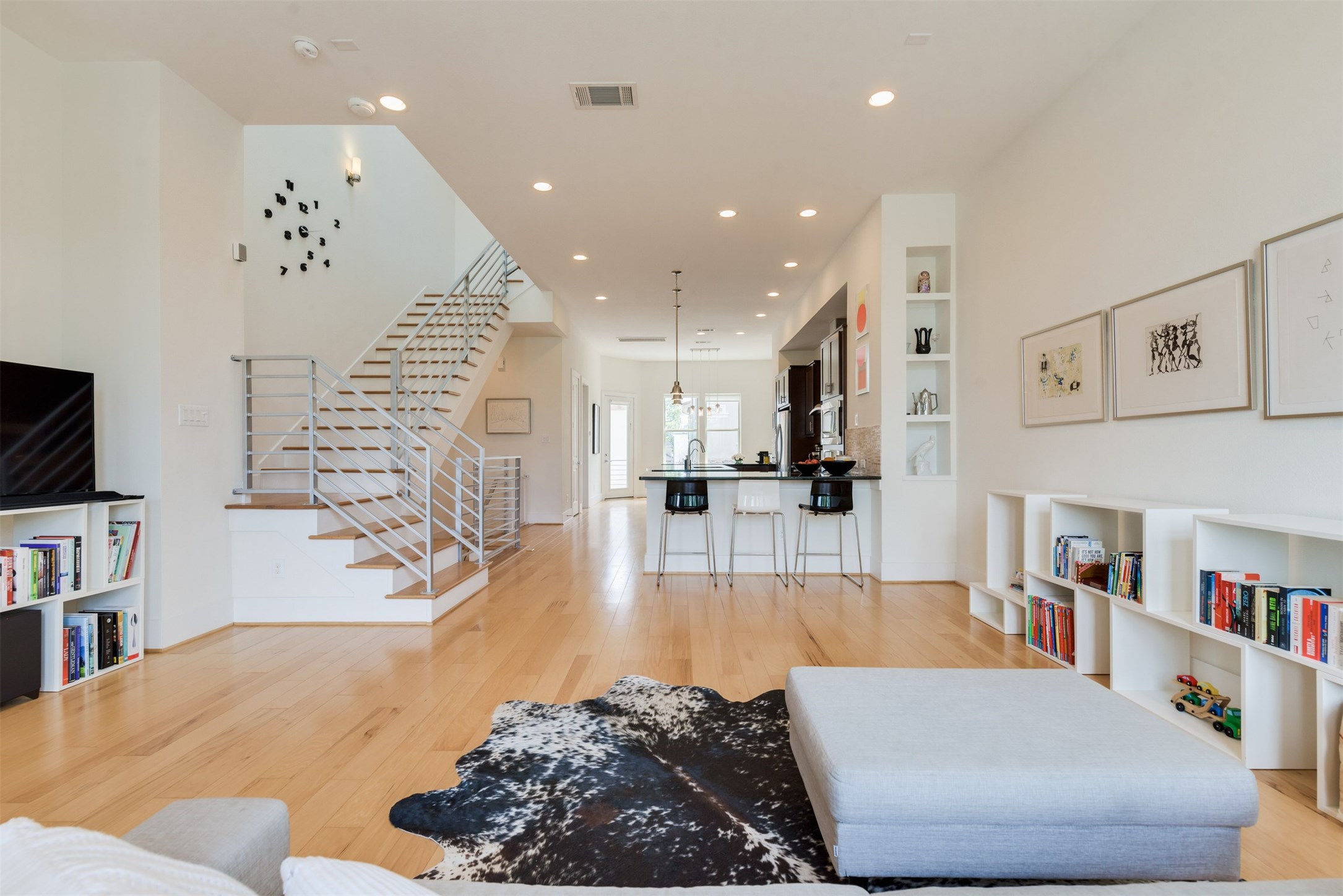 5429 Hidalgo Street, Unit B Houston, TX 77056 - Photo 7 of 38 a living room with furniture and a flat screen tv