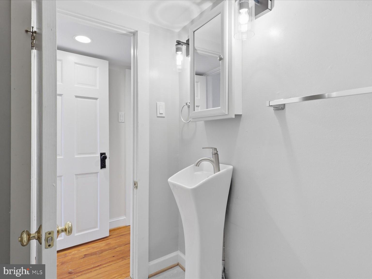 6003 Rixey Drive Alexandria, VA 22303 - Photo 31 of 37 2nd floor full bathroom