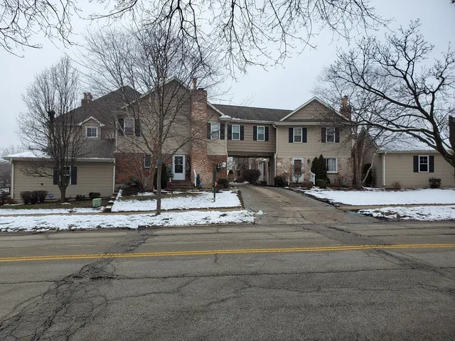 $1,750 | 833 Village Quarter Road, Unit G4, West Dundee, IL 60118