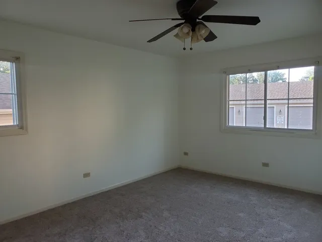 $1,750 | 833 Village Quarter Road, Unit G4, West Dundee, IL 60118