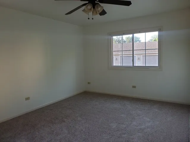 $1,750 | 833 Village Quarter Road, Unit G4, West Dundee, IL 60118