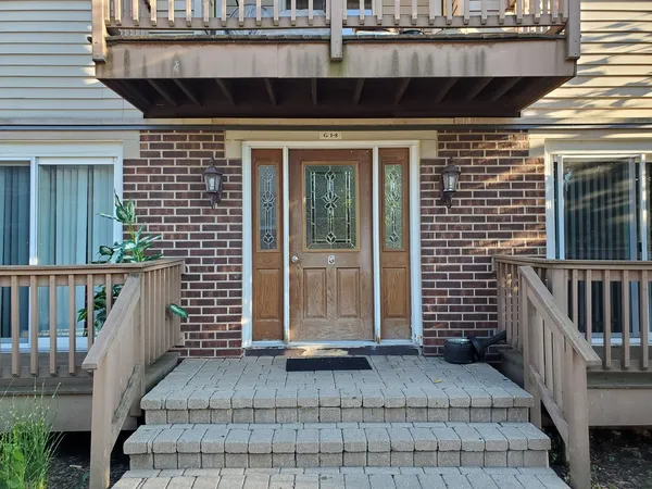 $1,750 | 833 Village Quarter Road, Unit G4, West Dundee, IL 60118