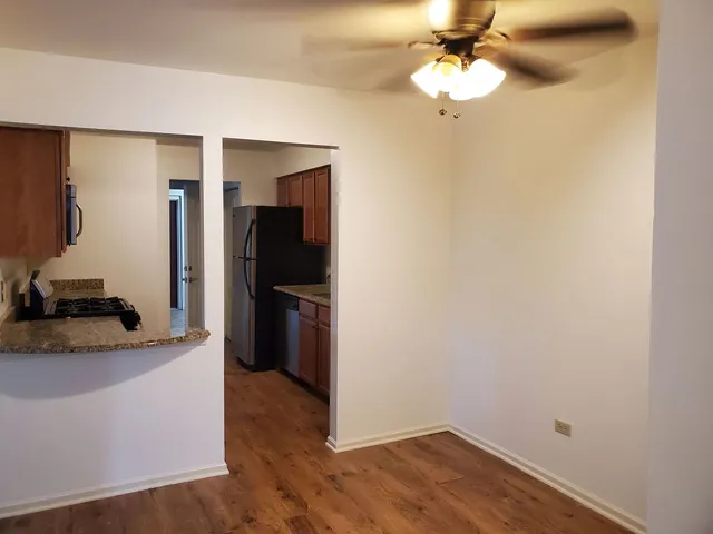 $1,750 | 833 Village Quarter Road, Unit G4, West Dundee, IL 60118